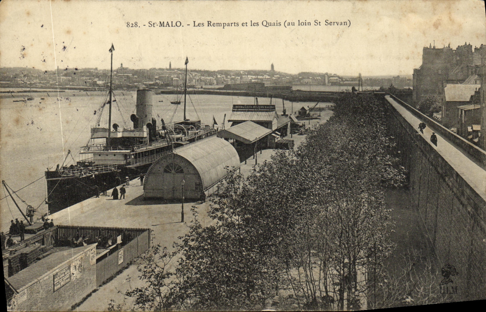CPA Saint Malo Les remparts et les quais au loin St SErvan Baetau 