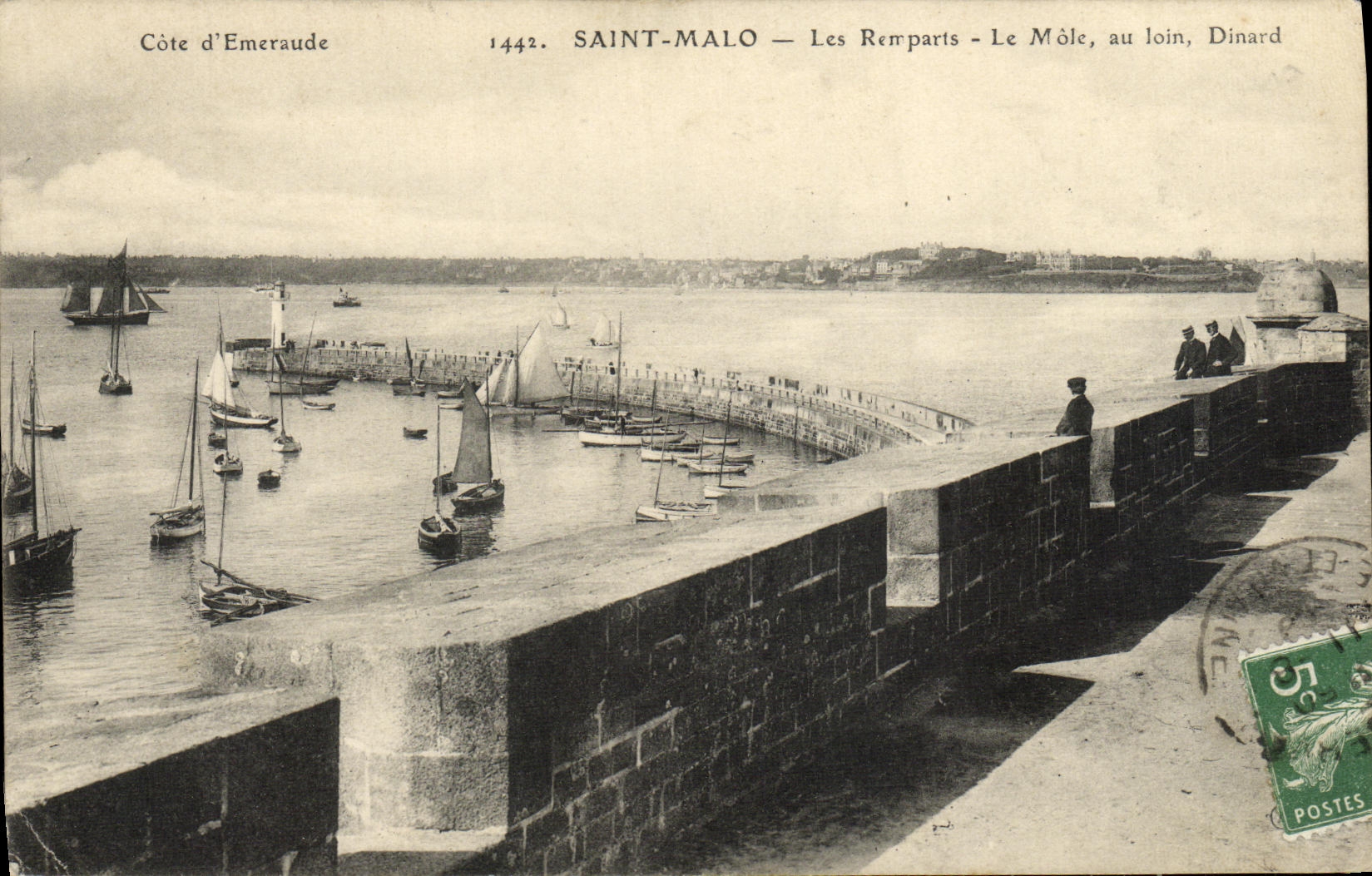CPA Saint Malo Les remparts Le Mole au loin dinard Bateaux
