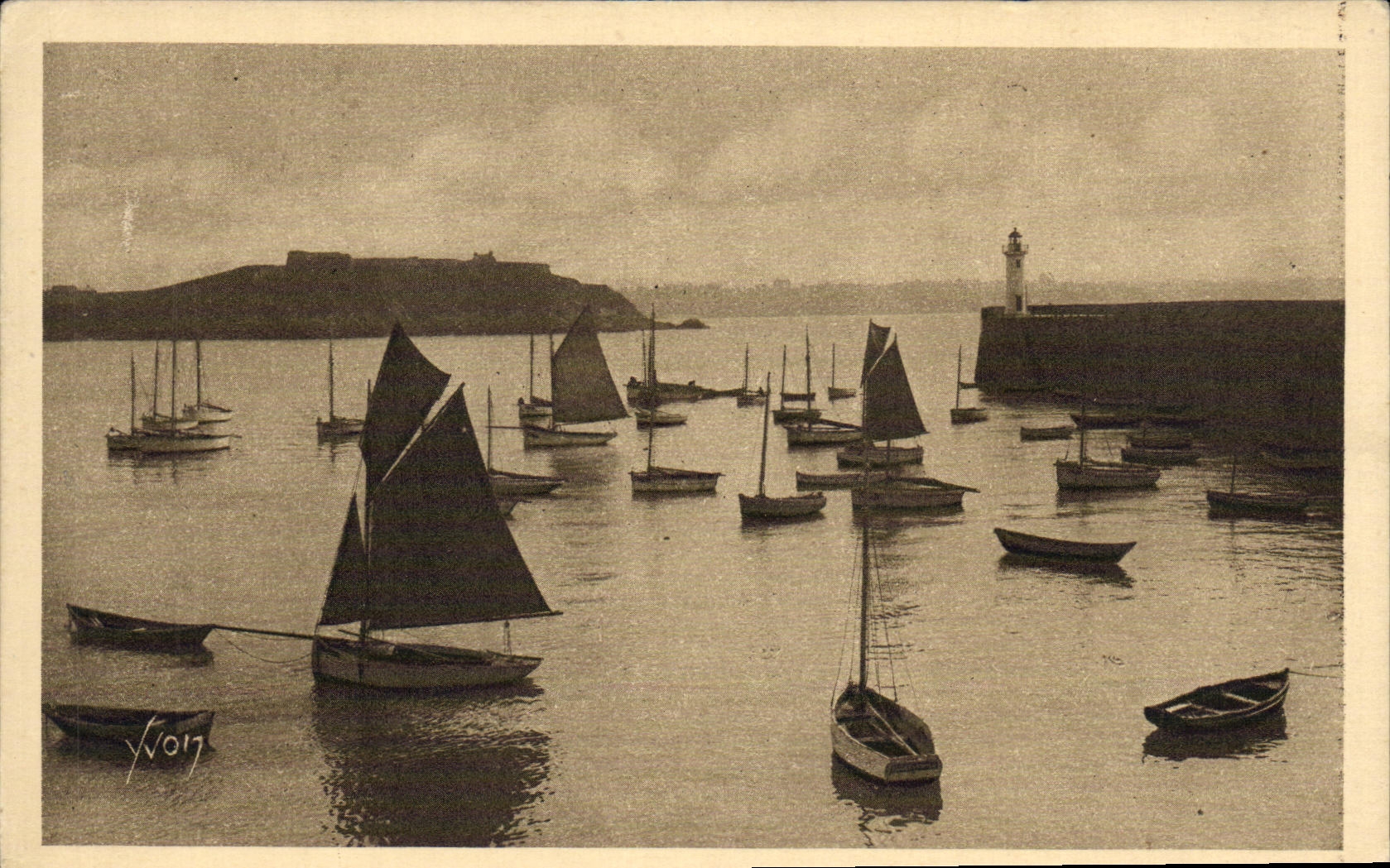 St Malo de la POSTAL de la VENDIMIA una esquina de los barcos portuarios