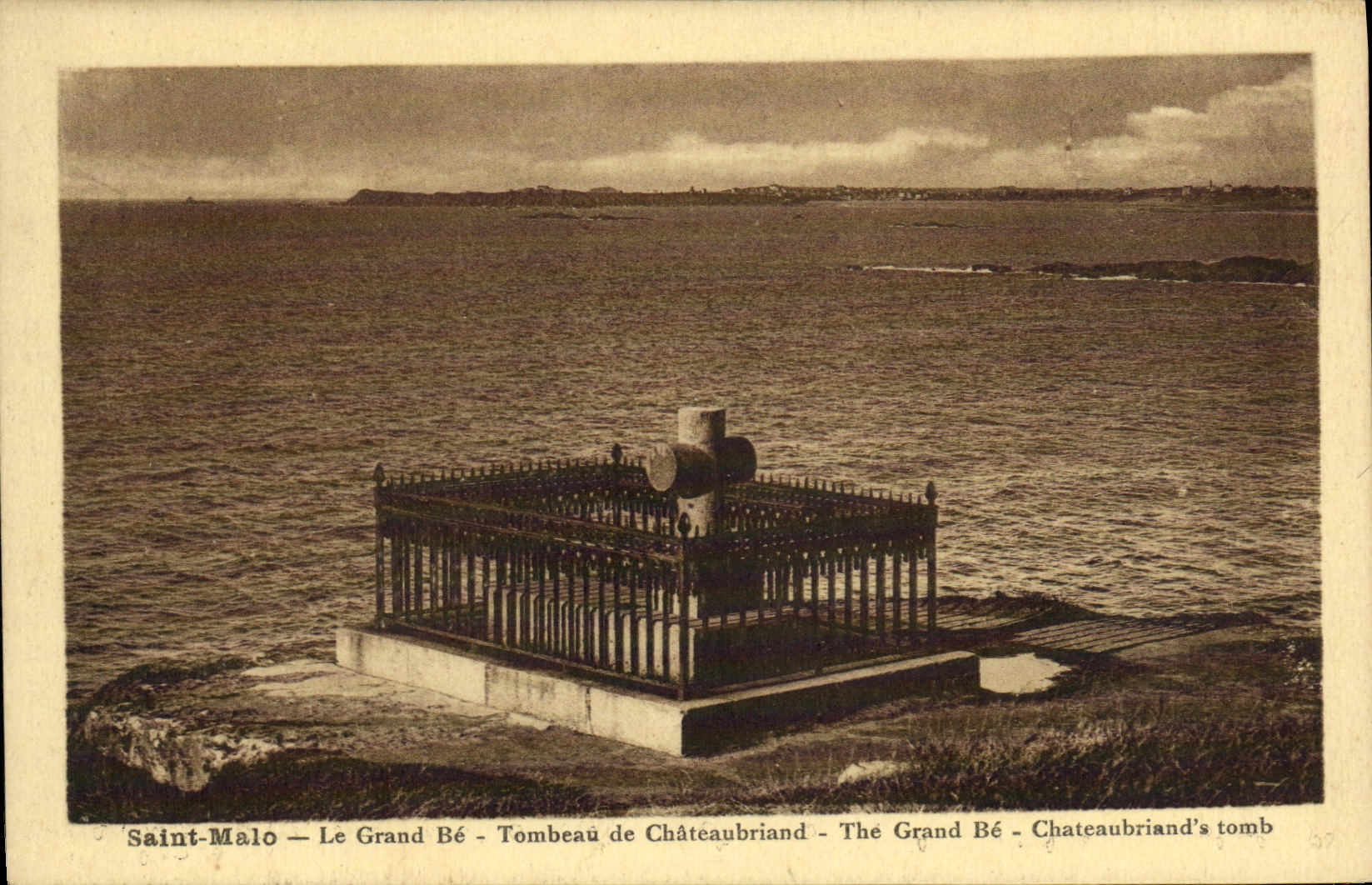 VINTAGE POSTCARD St Malo Large Be Tomb of Chateaubriant