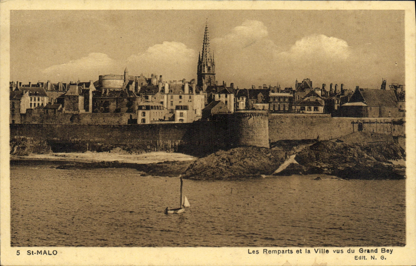 CPA Saint Malo Les remparts et la ville vus du grand Bey