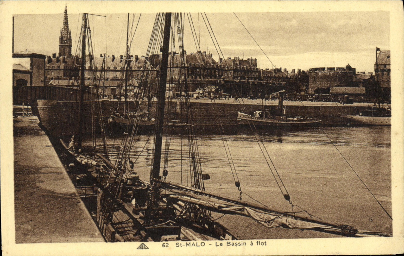 VINTAGE POSTCARD Saint Malo the Wet dock Bateaux