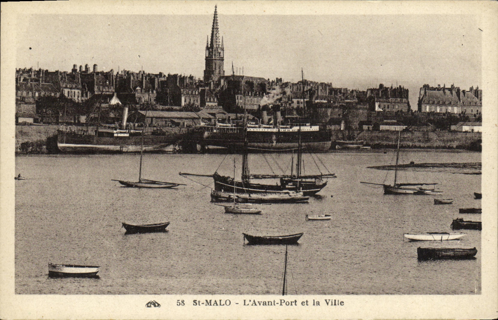 CPA Saint Malo L Avant Port et la Ville Bateaux