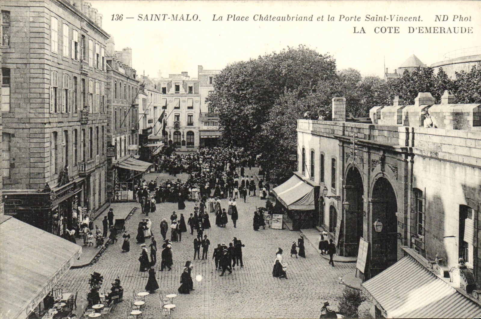 VINTAGE POSTCARD Holy Malo the Place Chateaubriant and the Gate Vincent Saint
