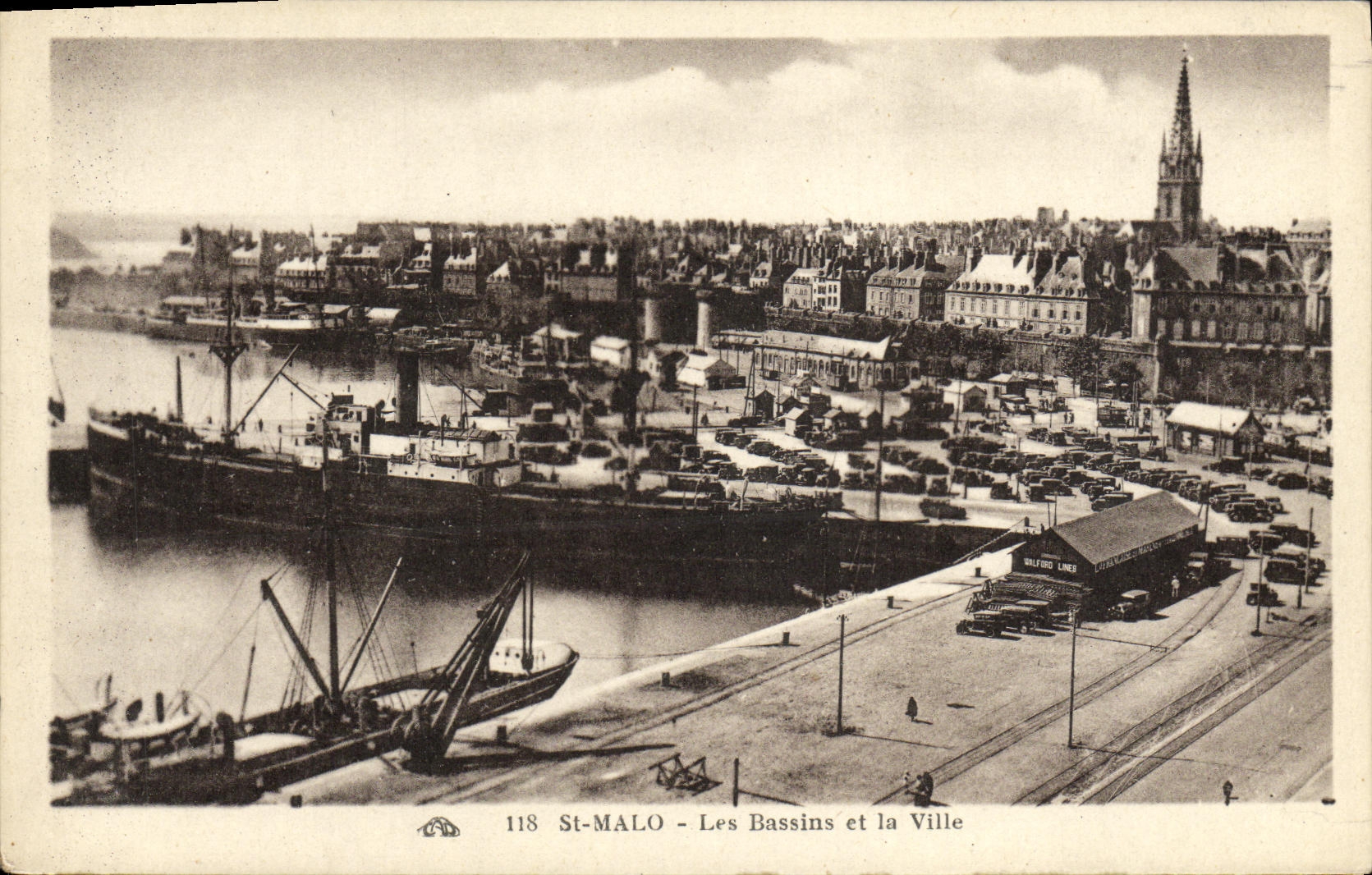 CPA Saint Malo Les Bassins et la Ville Bateau