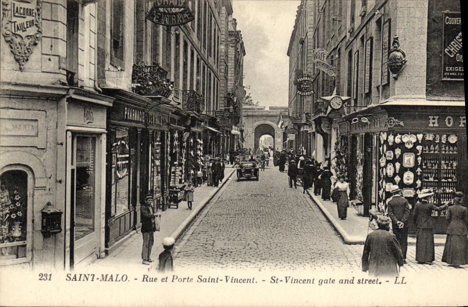 CPA Saint Malo Rue et Porte Saint Vincent Lacorre Tailleur Pharmacie 