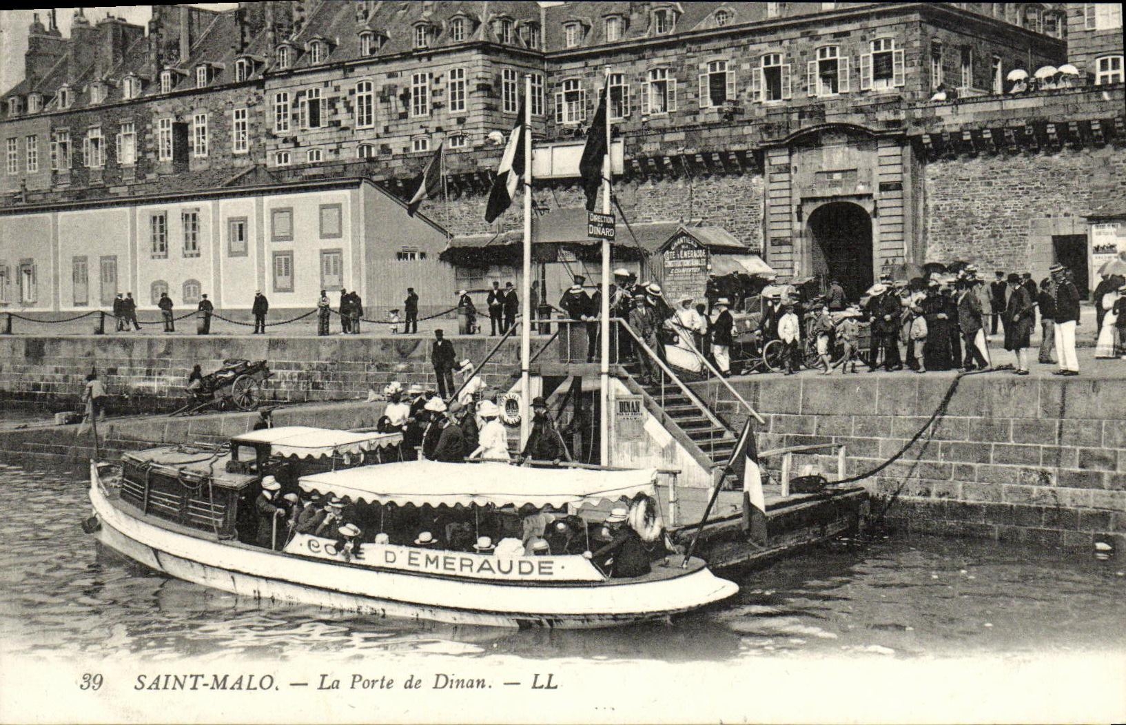 CPA Saint Malo La Porte de Dinan Bateau Cote d Emeraude 