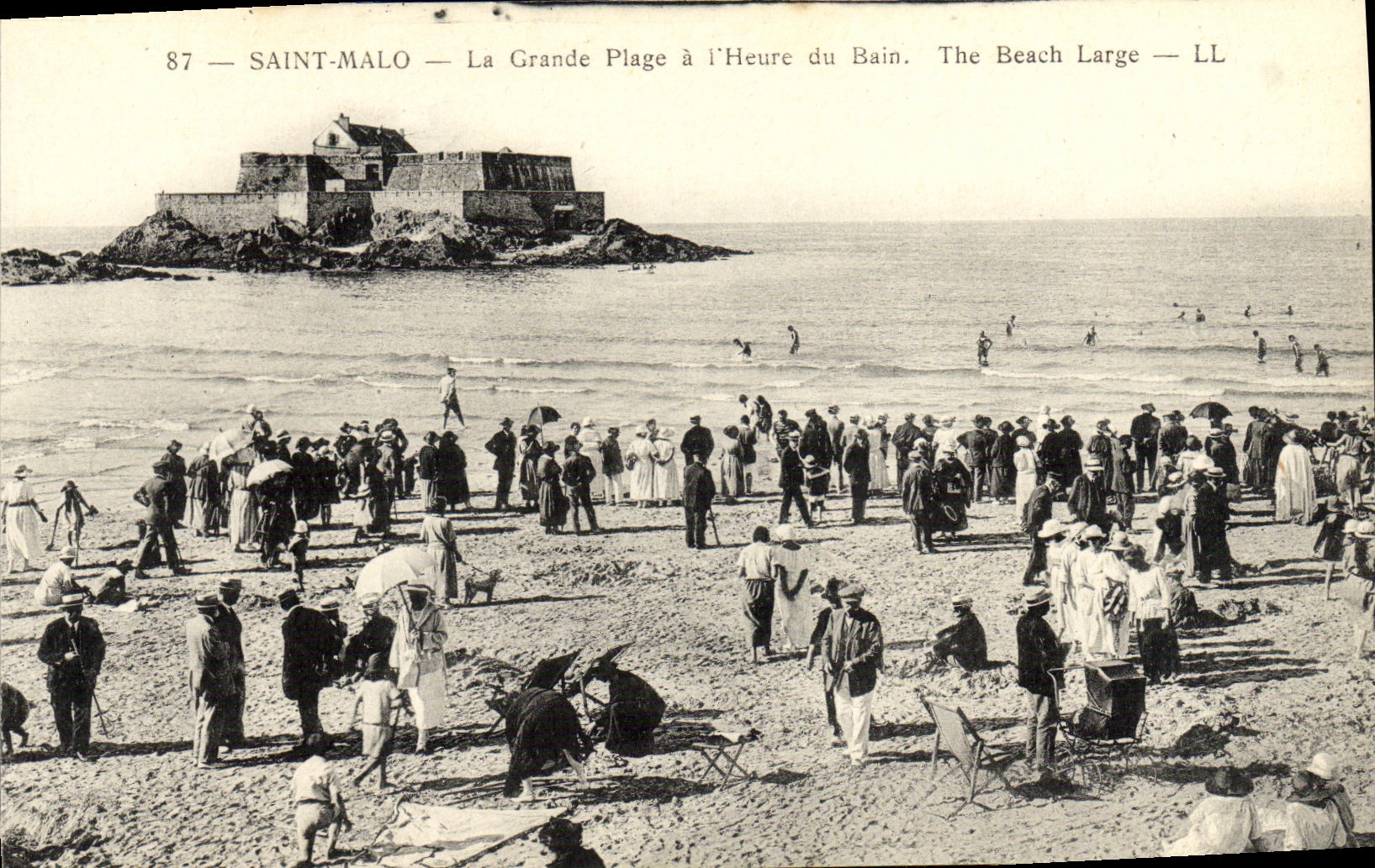 VINTAGE POSTCARD Saint Malo Main beach has L Hour of the Bath