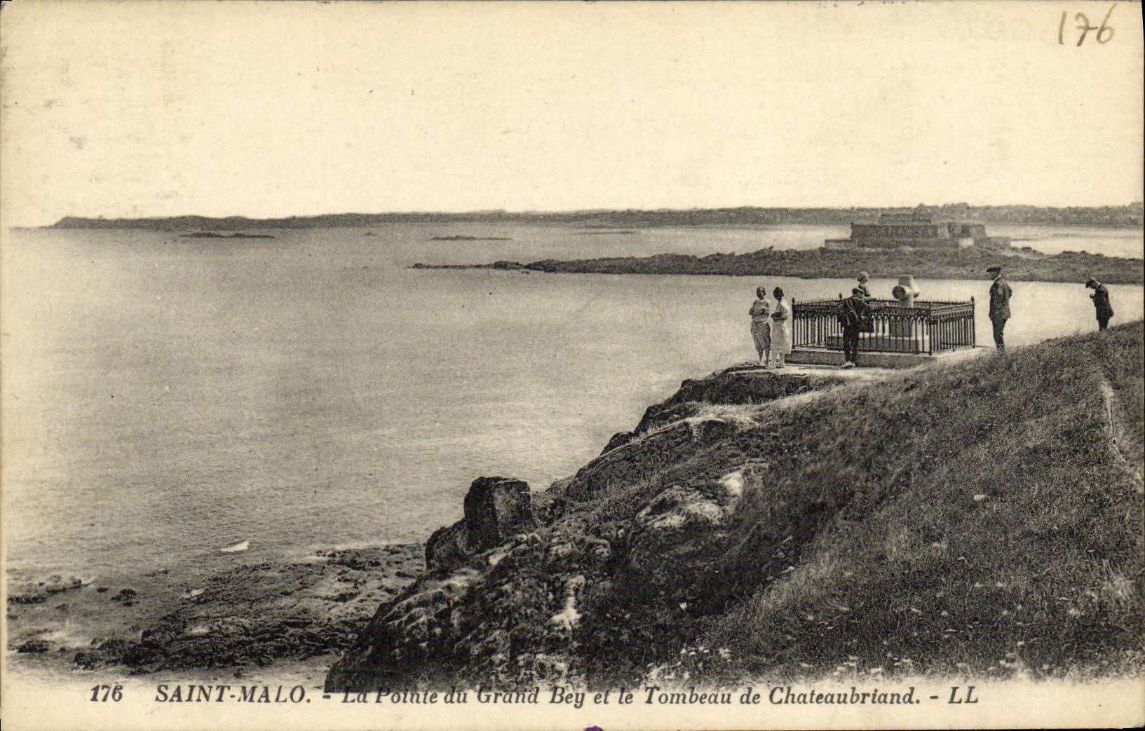 CPA Saint Malo Le Tombeau de Chateaubriand La pointe du grand Bey