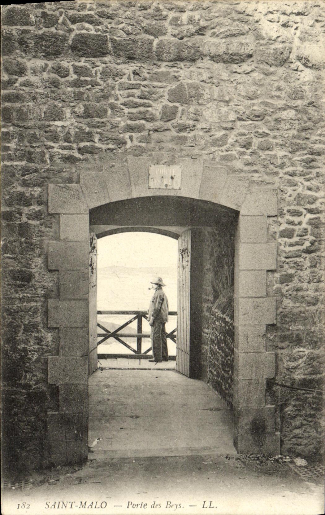 VINTAGE POSTCARD Saint Malo Carries Beys