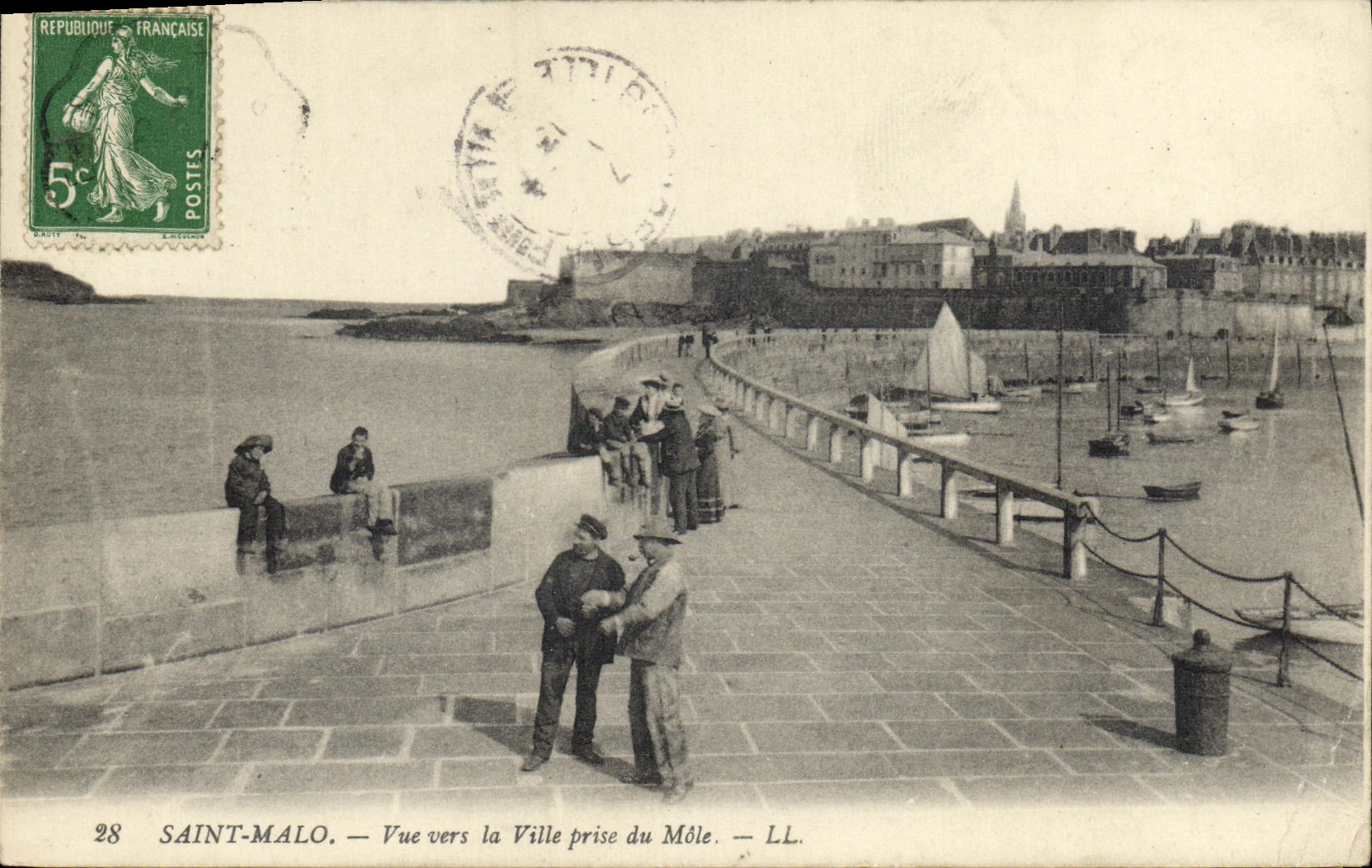 CPA Saint Malo Vue vers la Ville prise du Mole