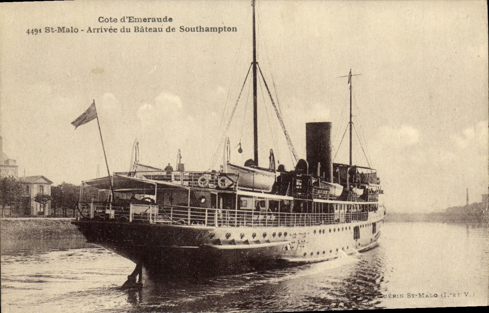 VINTAGE POSTCARD St Malo Arrived of the Boat of Southampton Boat