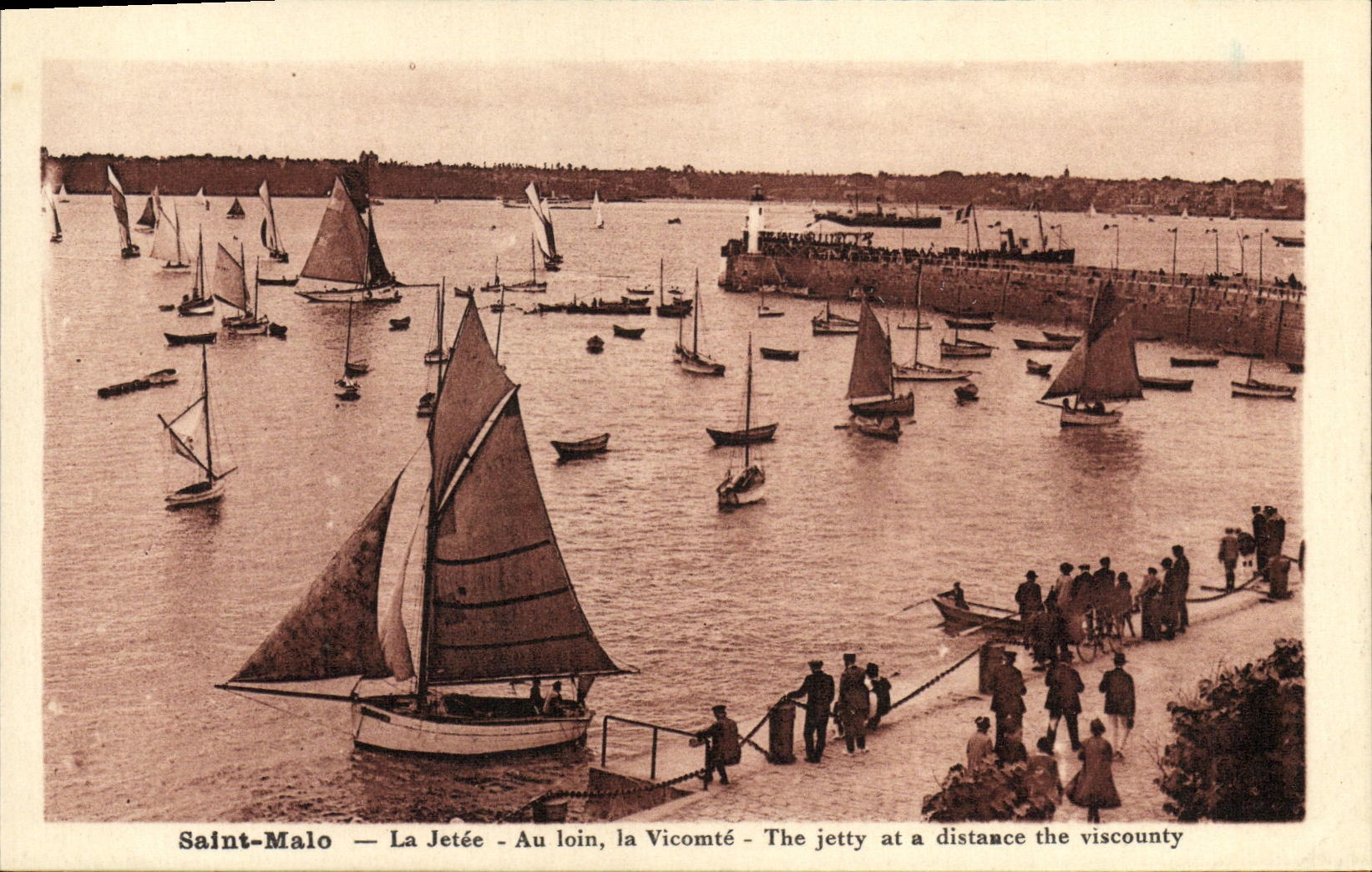 CPA Saint Malo La Jetee Au loin la Vicomte Bateaux