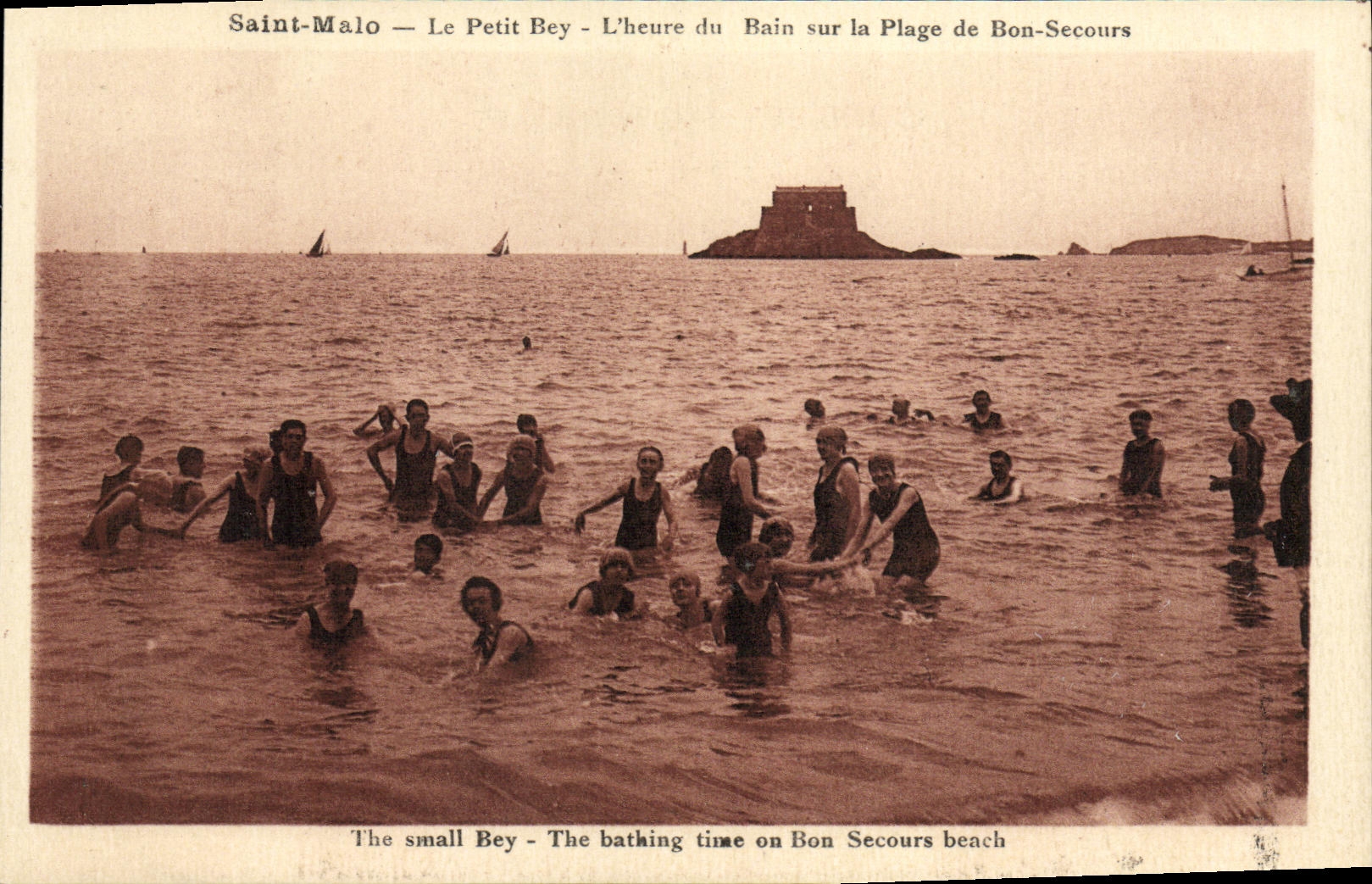 CPA Saint Malo Le Petit Bey L heure du Bain sur la lage de Bon Secours