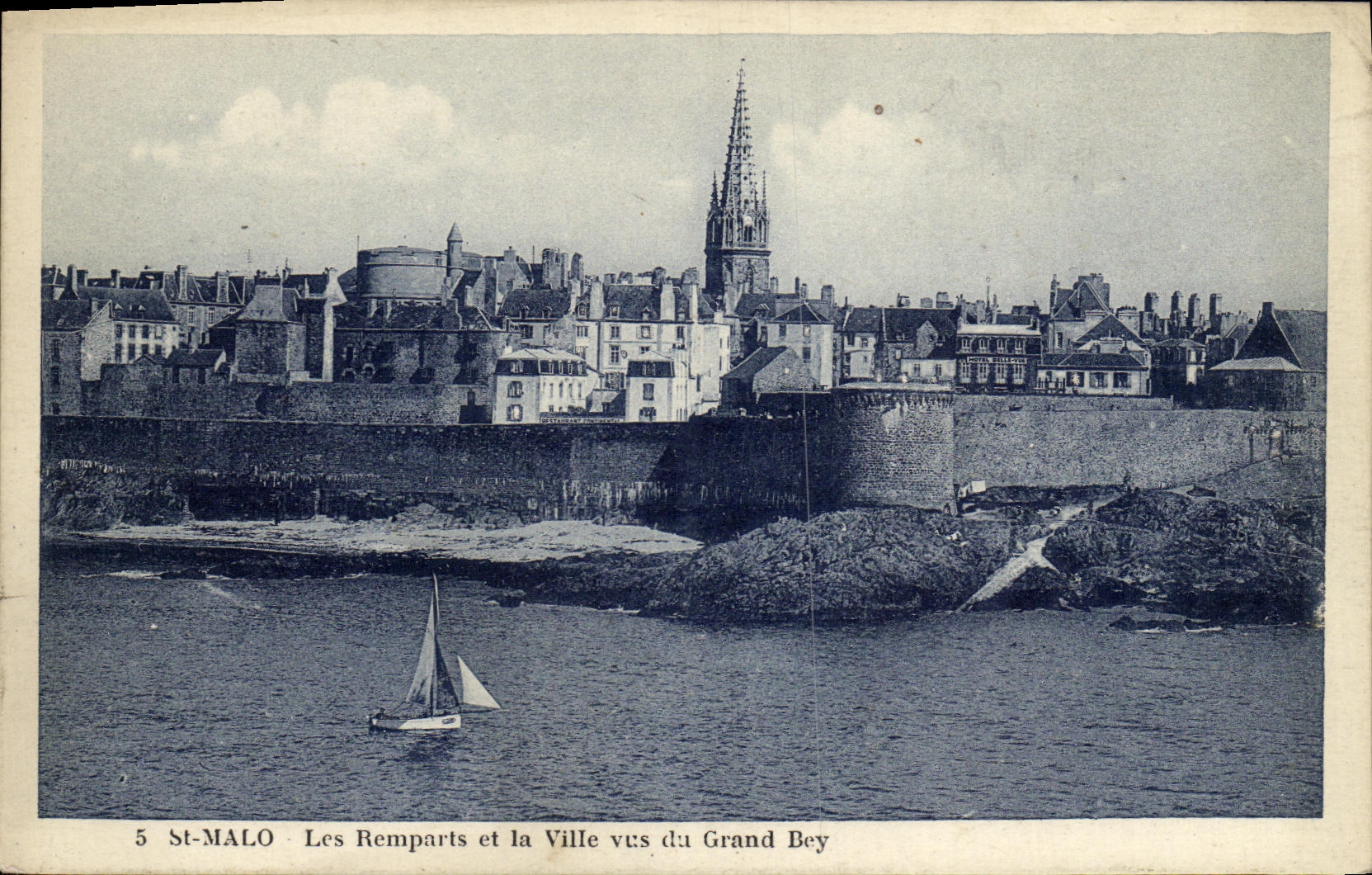 CPA St Malo Les Remparts et la Ville vus du Grand Bey