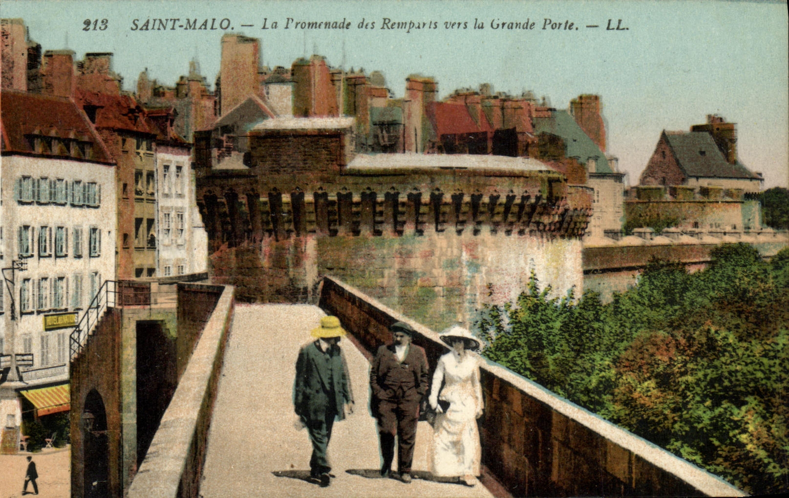 CPA Saint Malo La Promenade des Remparts vers la Grande Porte