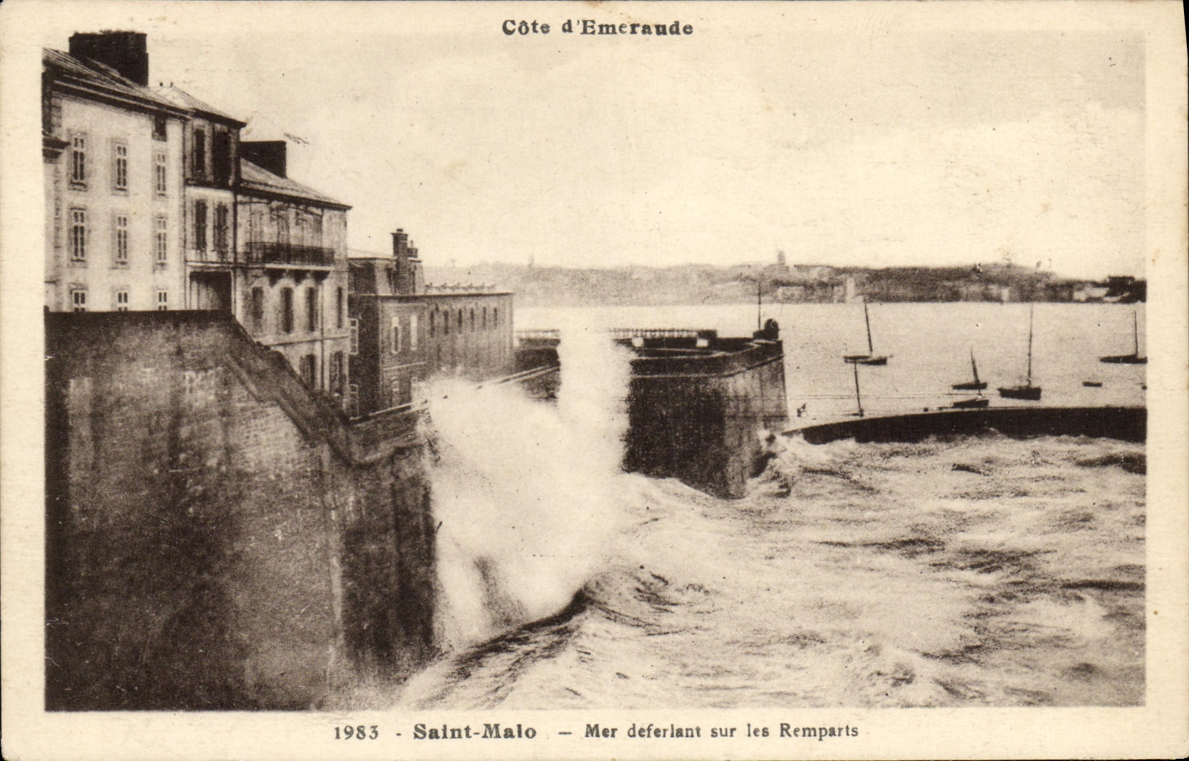 CPA Saint Malo Mer deferlant sur les Remparts