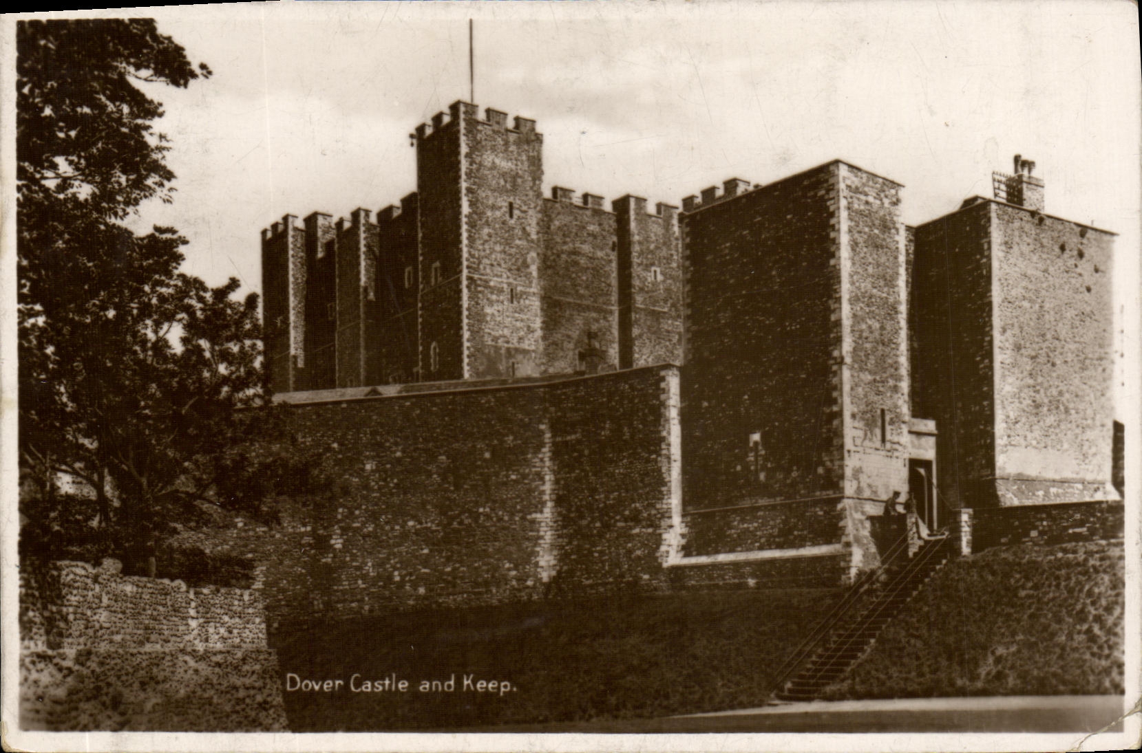 VINTAGE POSTCARD Dover Castle and keep