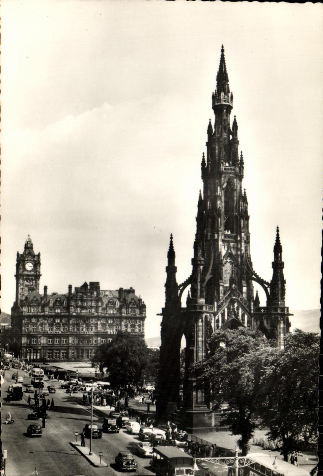 VINTAGE POSTCARD Edinburgh Princes street and Scott monument