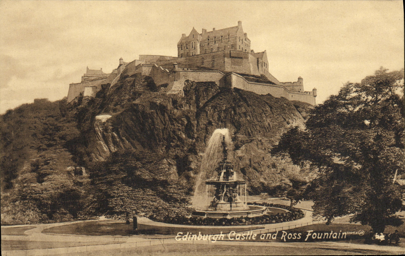 VINTAGE POSTCARD Edinburgh castle and Ross Fountain