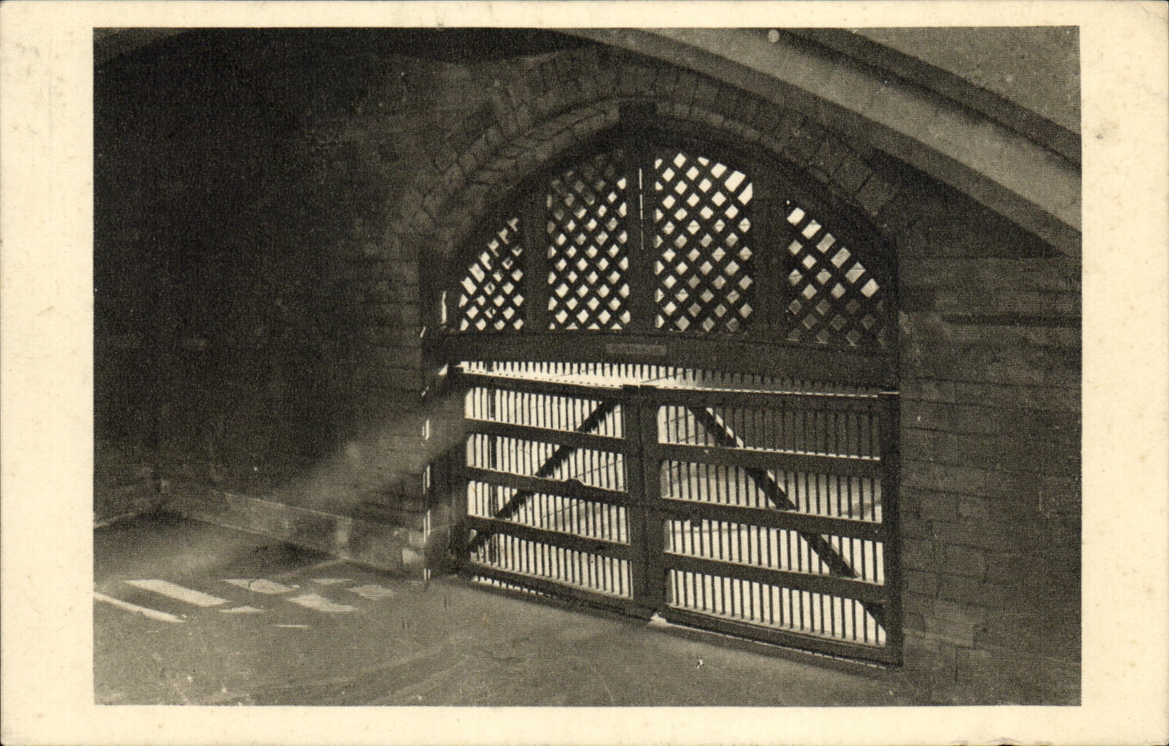 CPA London The Tower of London St Thaoms tower Traitor s gate