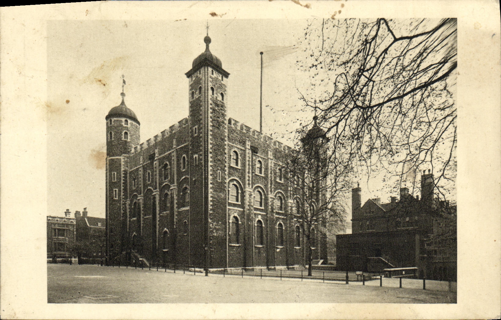 VINTAGE POSTCARD London The Tower off London White tower