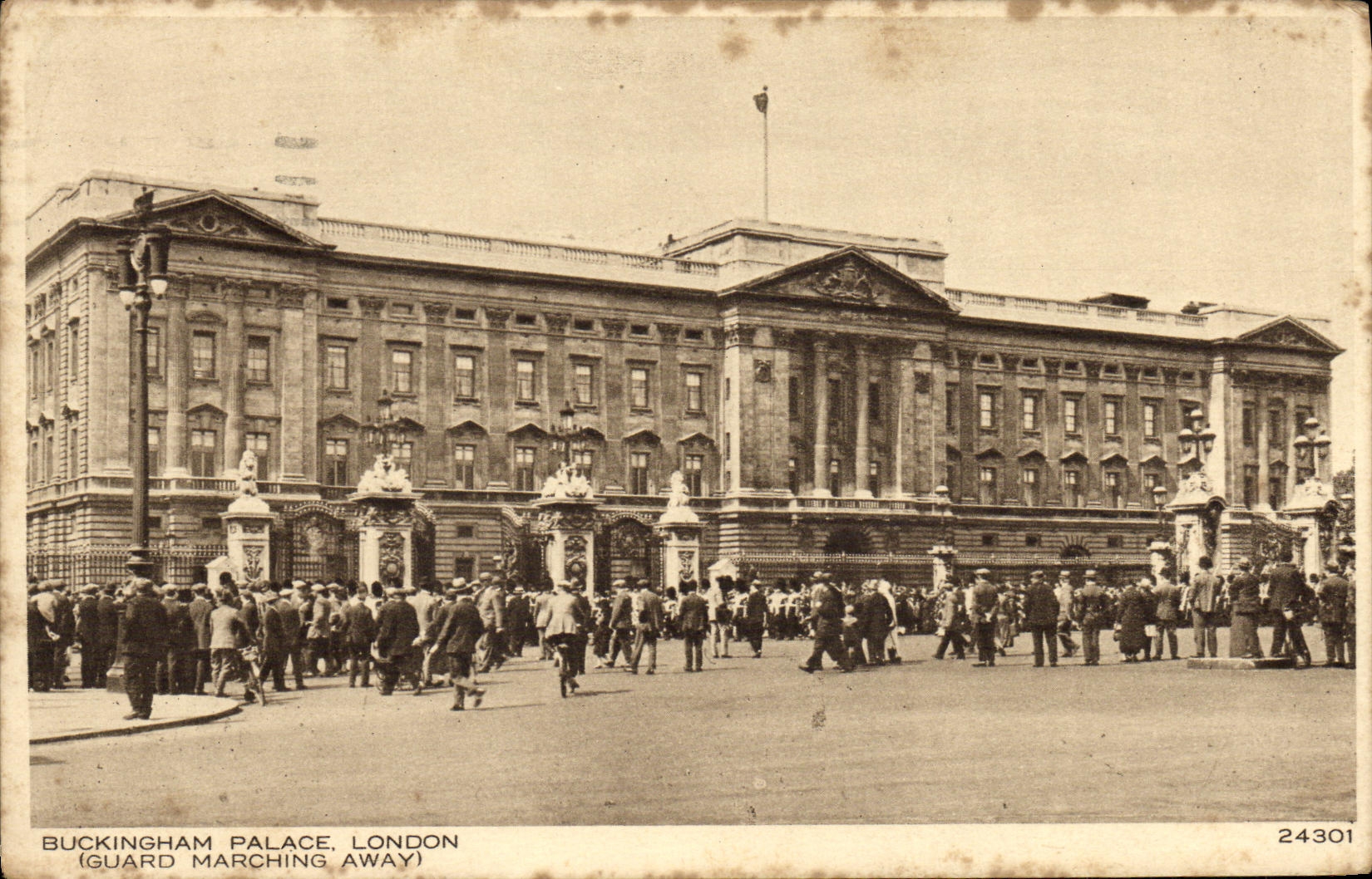 VINTAGE POSTCARD Buckingham Palace London Guard Marching Away