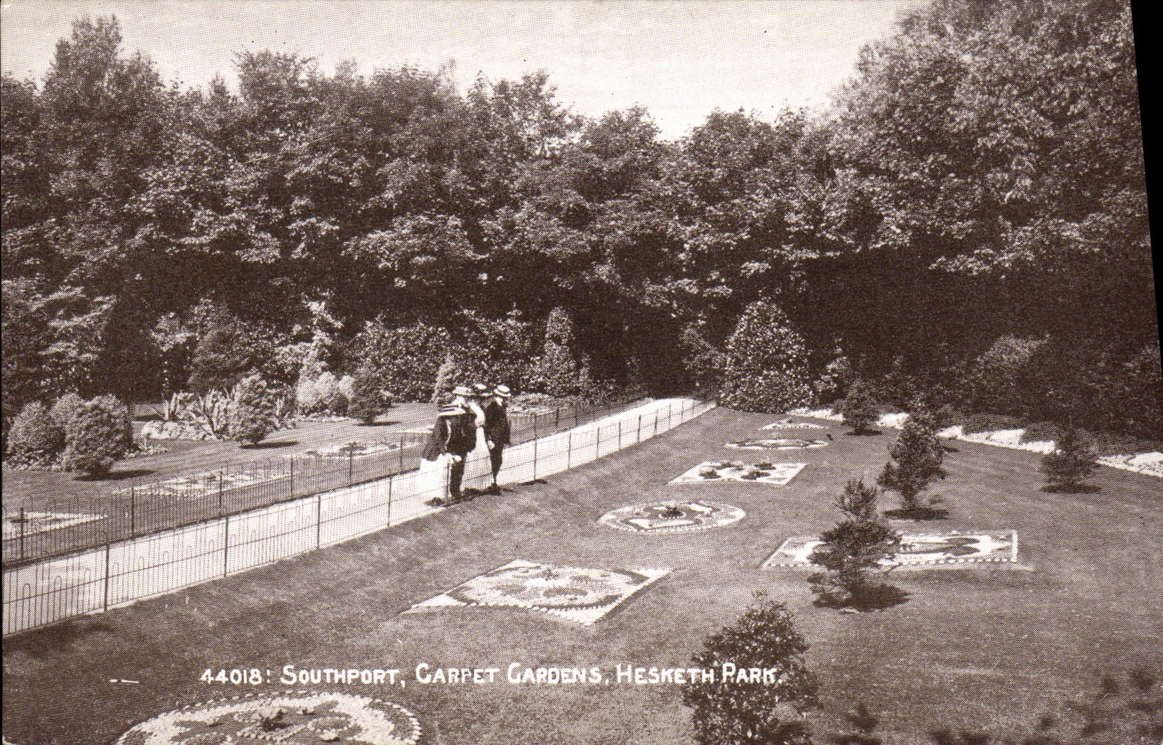 VINTAGE POSTCARD Southport Carpet Gardens Hesketh Park