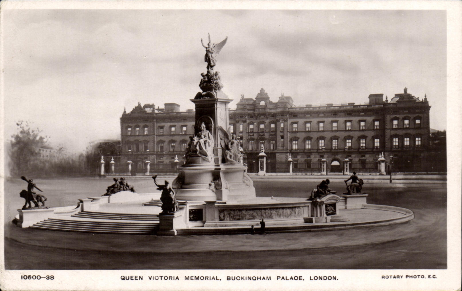 CPA Queen Victoria Memorial Buckingham Palace London