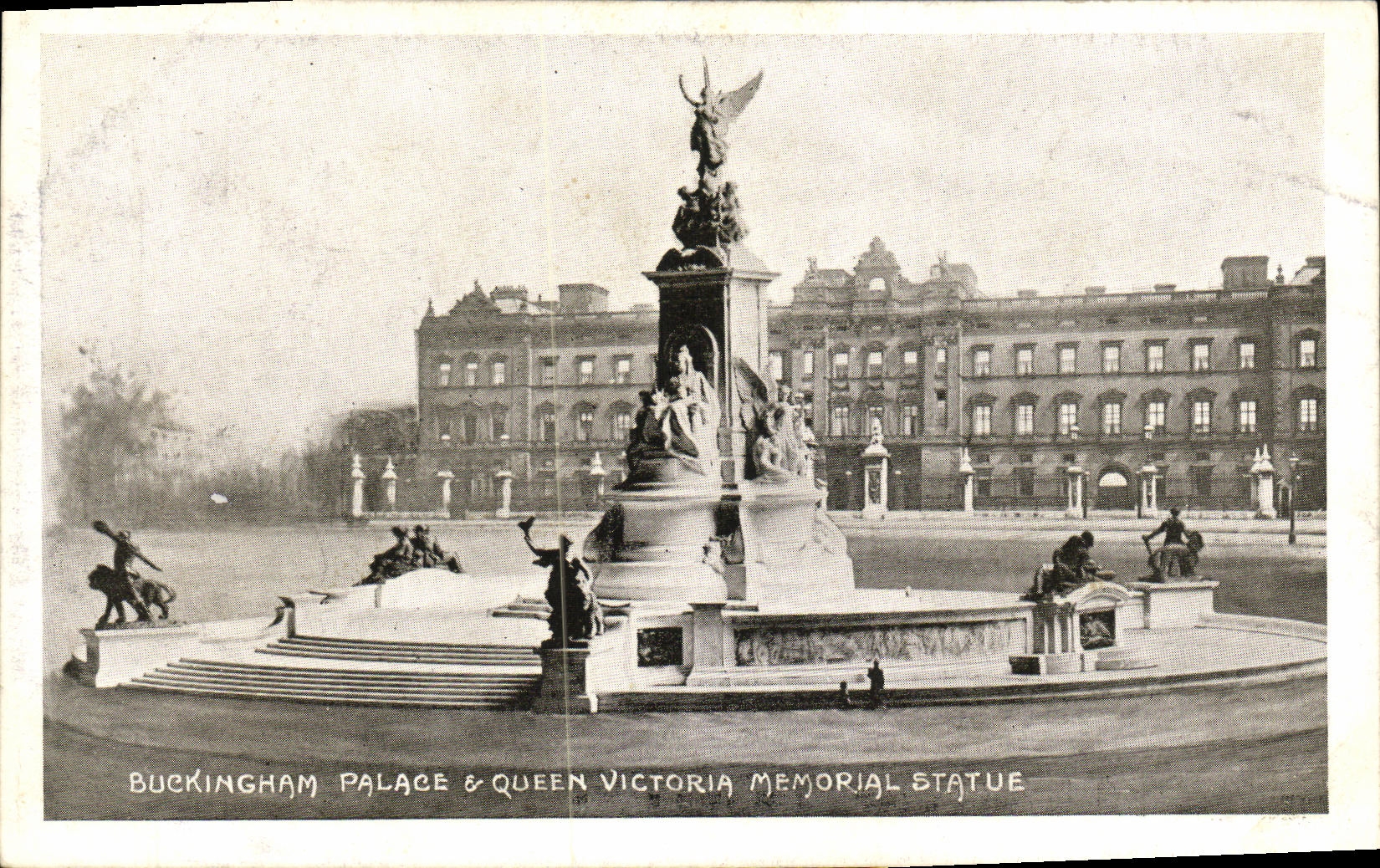 CPA London Buckingham Palge Queen Victoria Memorial Statue