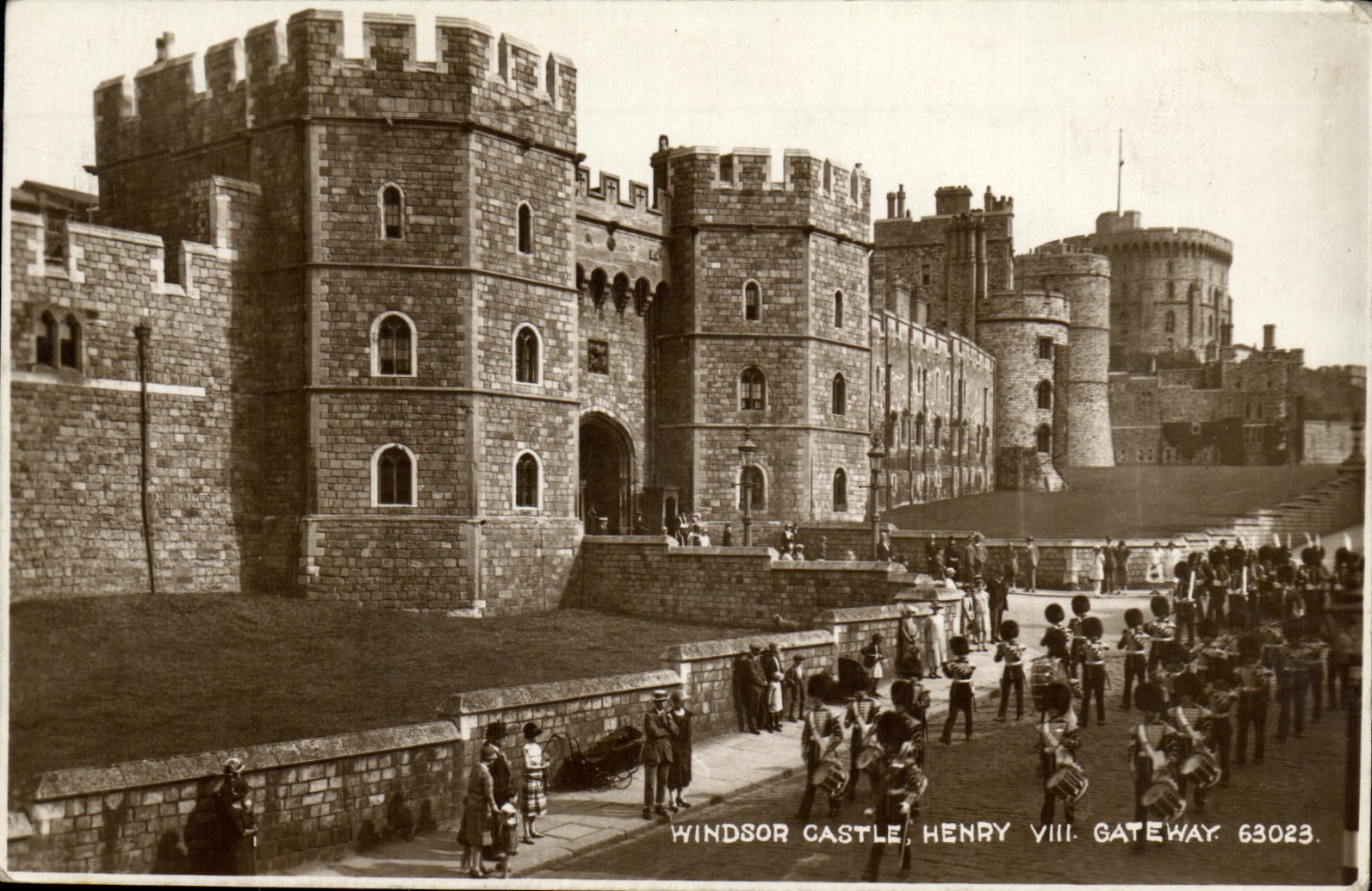 VINTAGE POSTCARD Windsor Castle Henry Vlll Gateway
