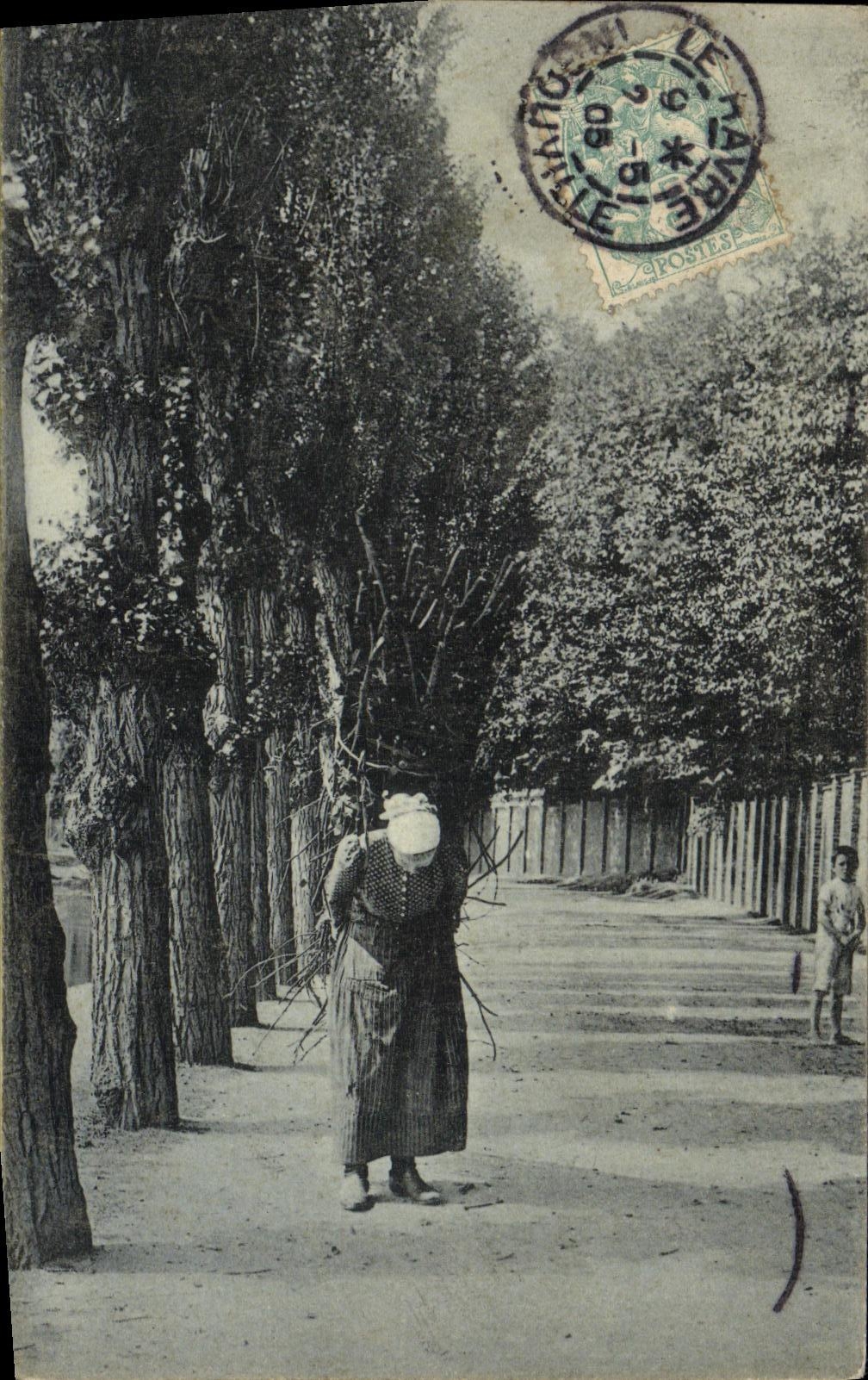 CPA Vieille femme sous un fagot Folklore Costume Le Havre