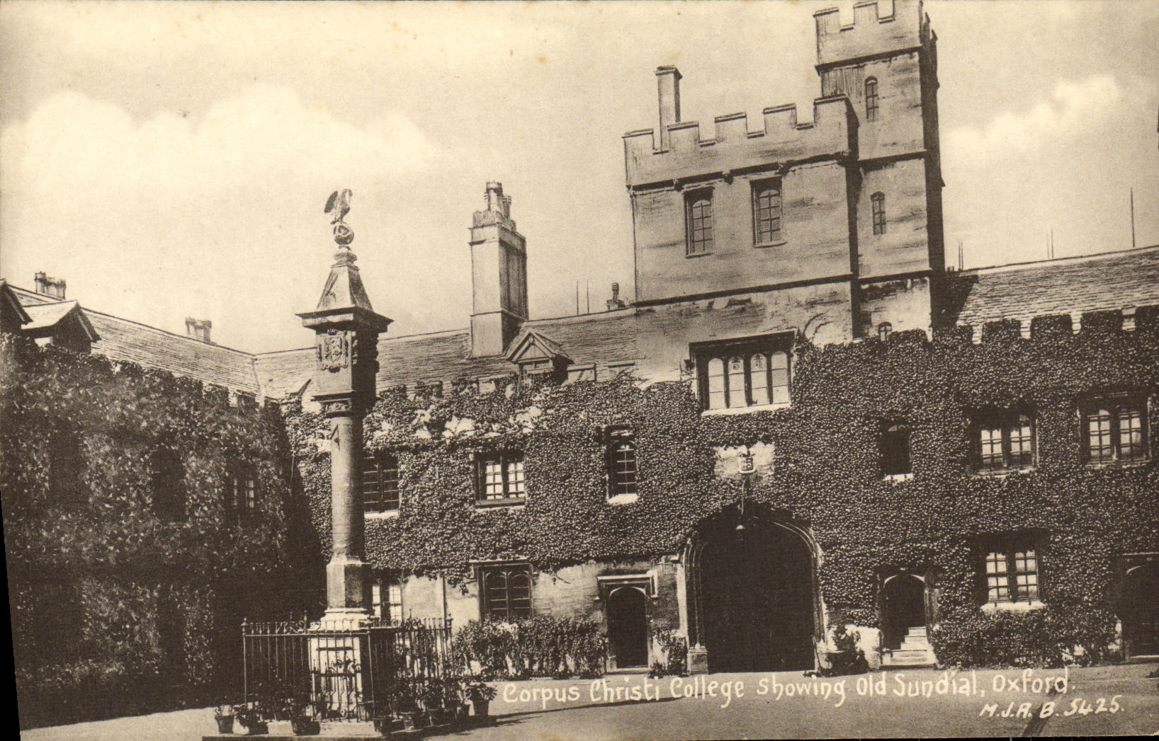 Universidad de Corpus Christi de la POSTAL de la VENDIMIA que demuestra el reloj de sol viejo Oxford