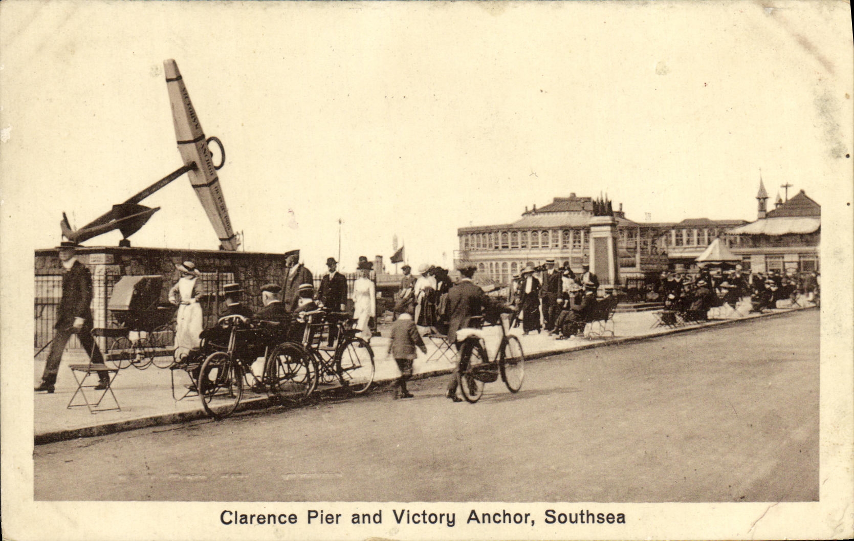 Embarcadero de Clarence de la POSTAL de la VENDIMIA y ancla Southsea de la victoria