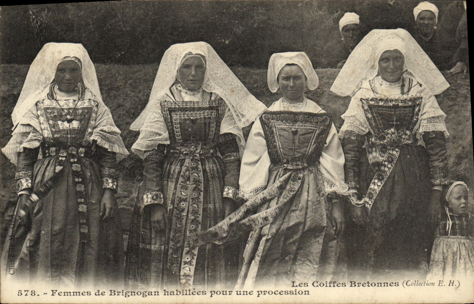 CPA Femmes de Brignogan Habillees Pour Une Procession Folklore Costume