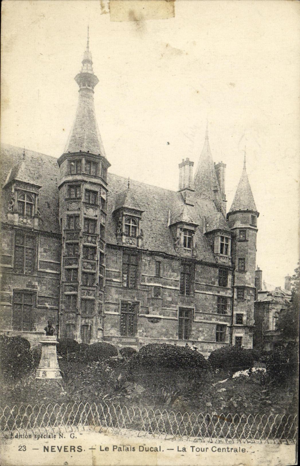 POSTAL Nevers de la VENDIMIA el paladar ducal la torre central