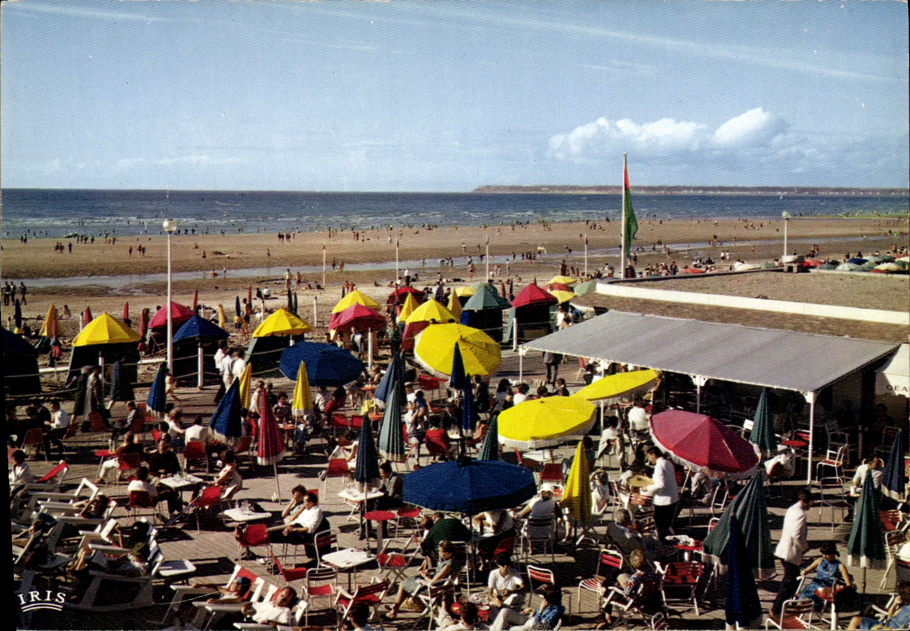 CPM Deauville Plage Fleurie Le Bar du soleil et la Plage