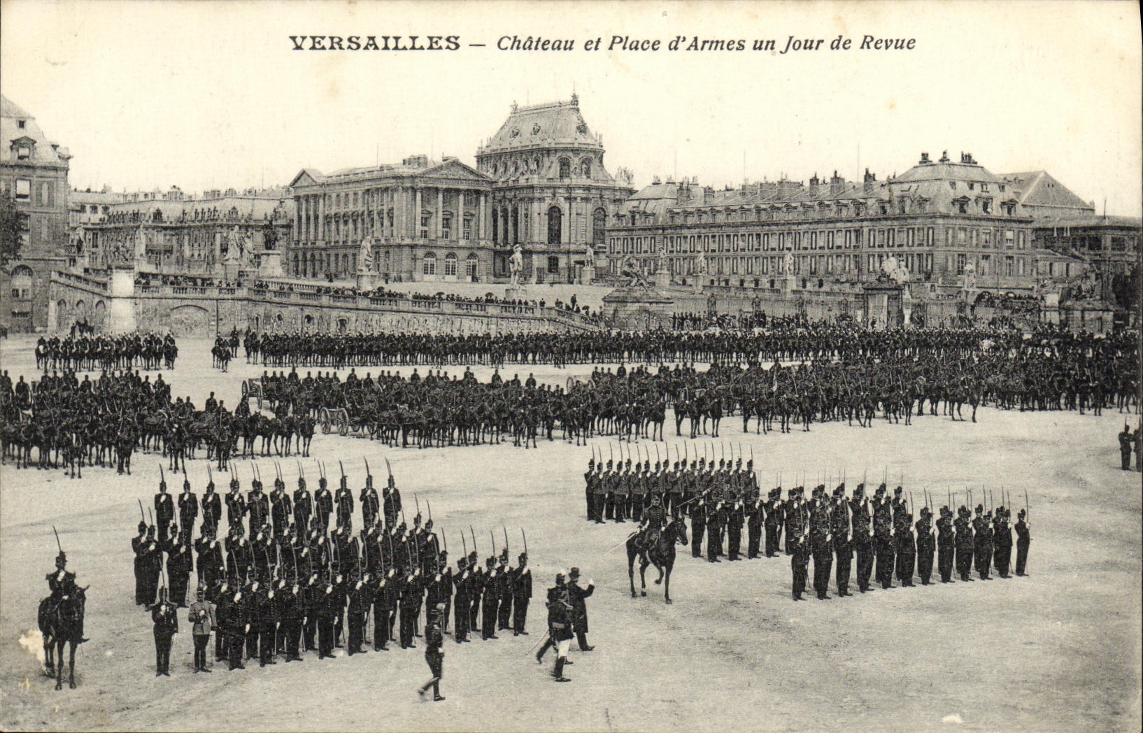 CPA Versailles Chateau et Place d Armes un Jour de Revue Militaria