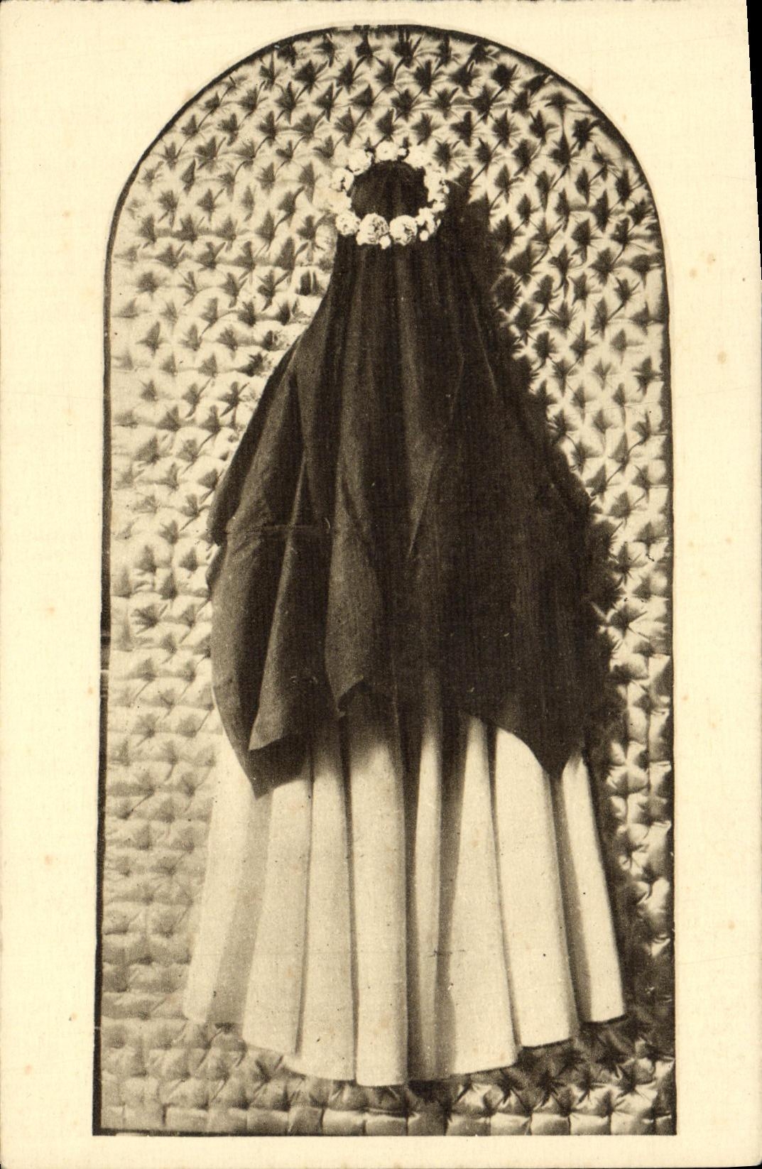 VINTAGE POSTCARD white Coat and large veil of Sainte Therese of L Jesus Child