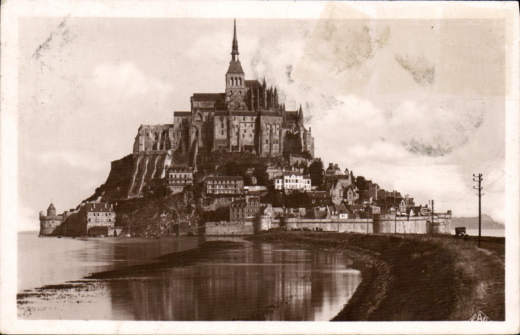 CPA Mont St Michel Vue Prise de la Digue Par Grande Maree