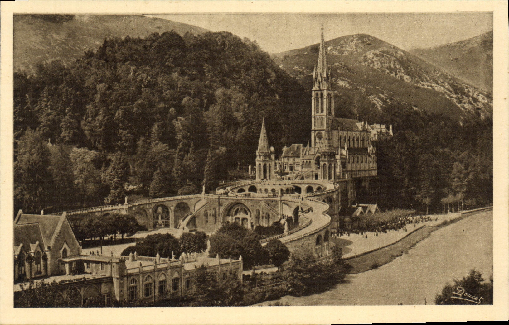 CPA Lourdets Vue d Ensemble de la Basilique