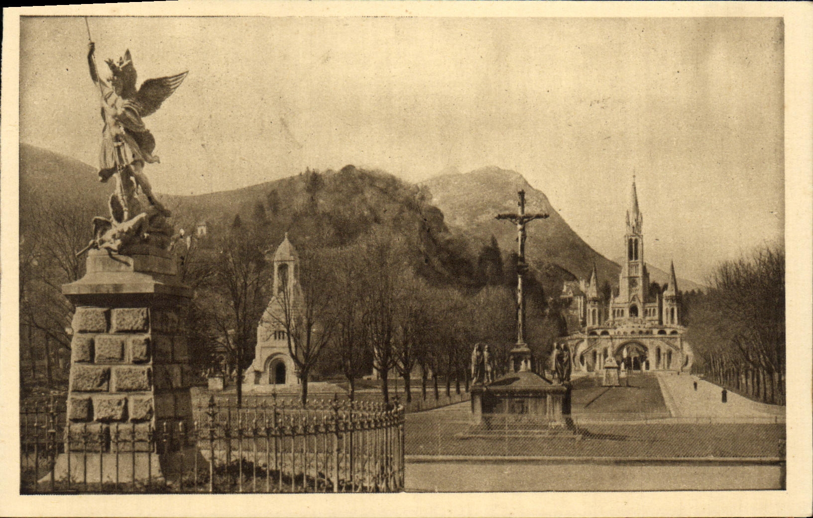 CPA Lourdes St Michel et le Cavaire Breton