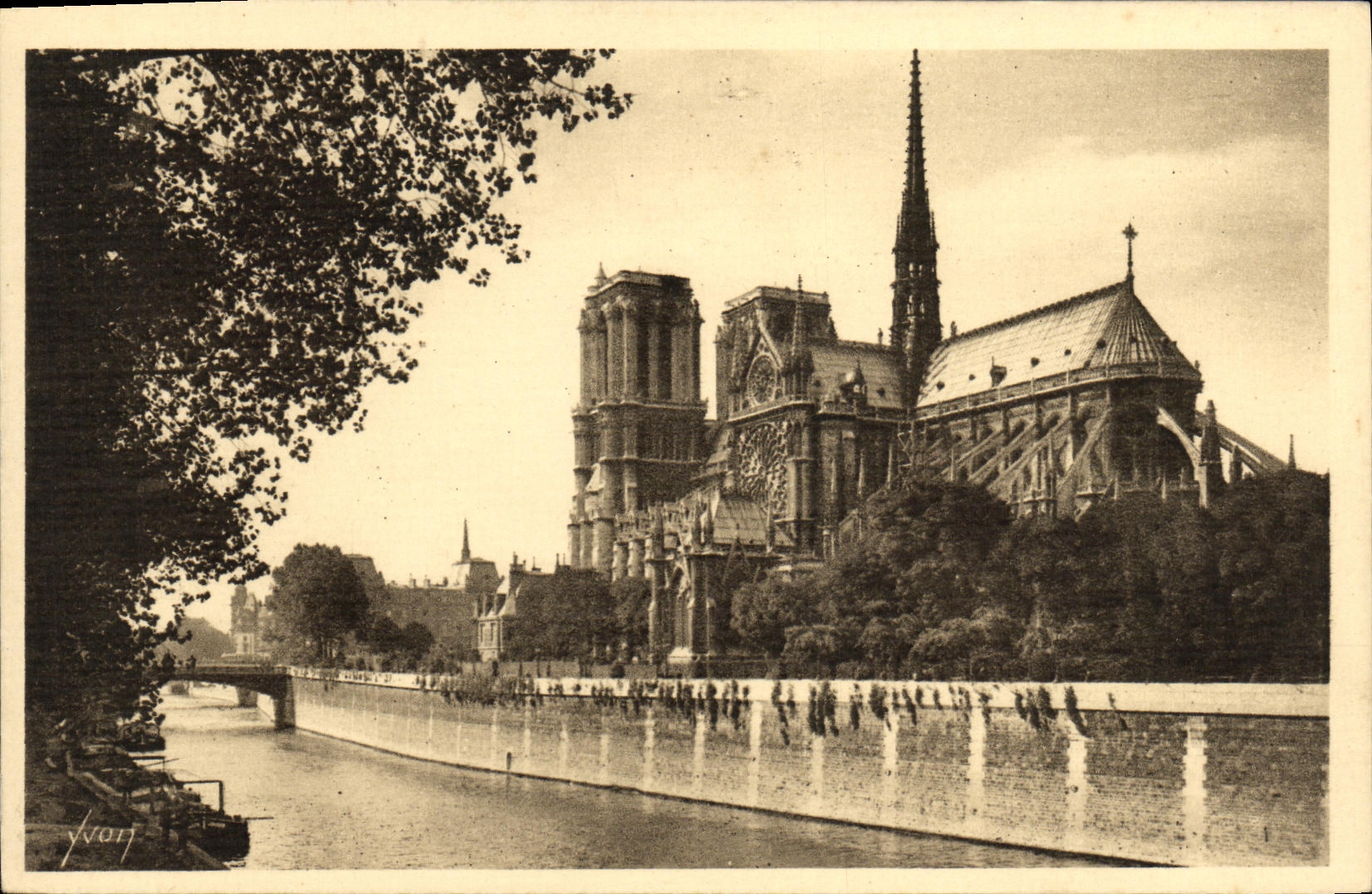 Iglesia Notre Dame de Paris de la POSTAL de la VENDIMIA y el jardin público del palacio de L arzobispo