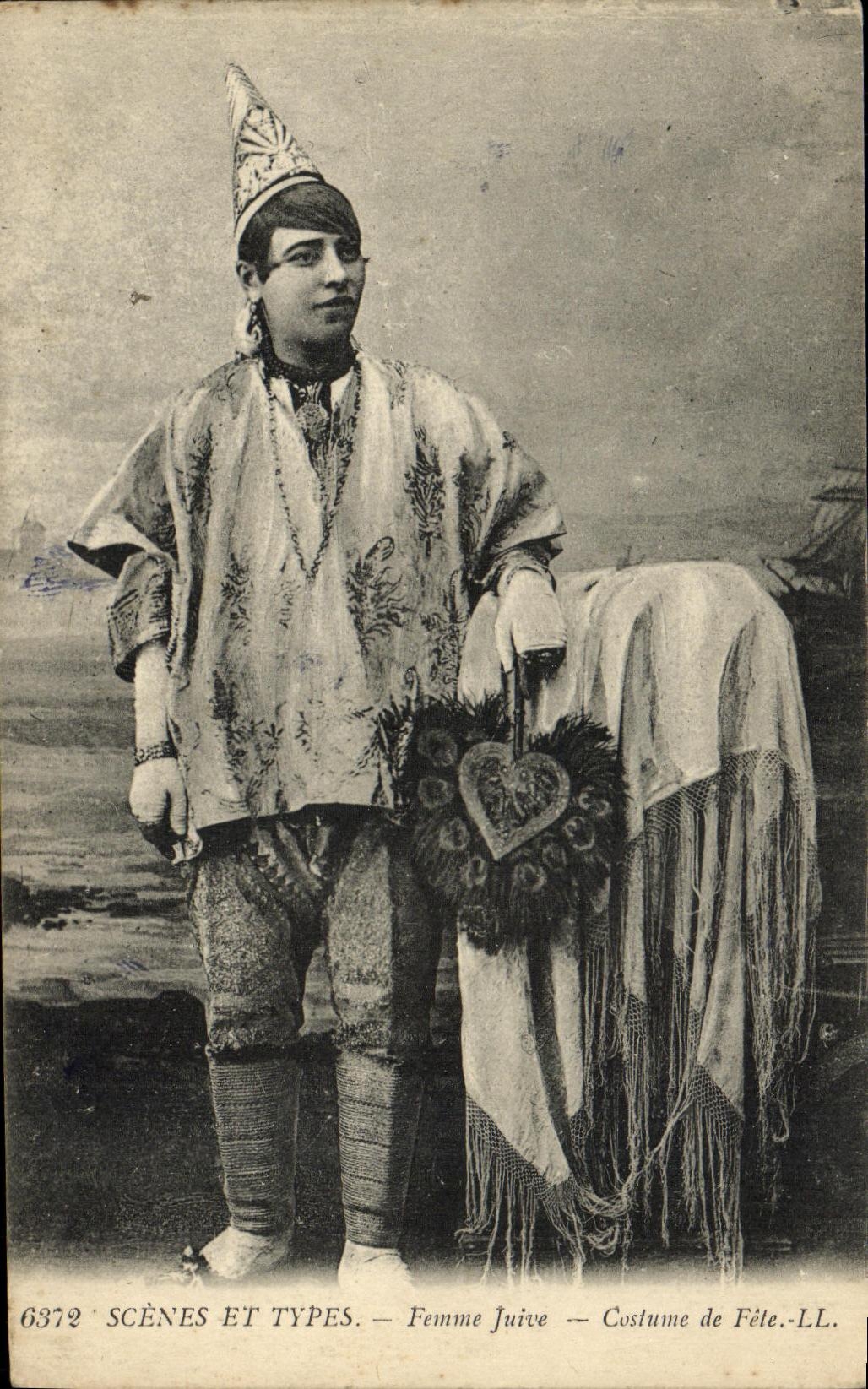 VINTAGE POSTCARD Scenes and standard Jewish Woman Costume of festival Judaica Judaïca