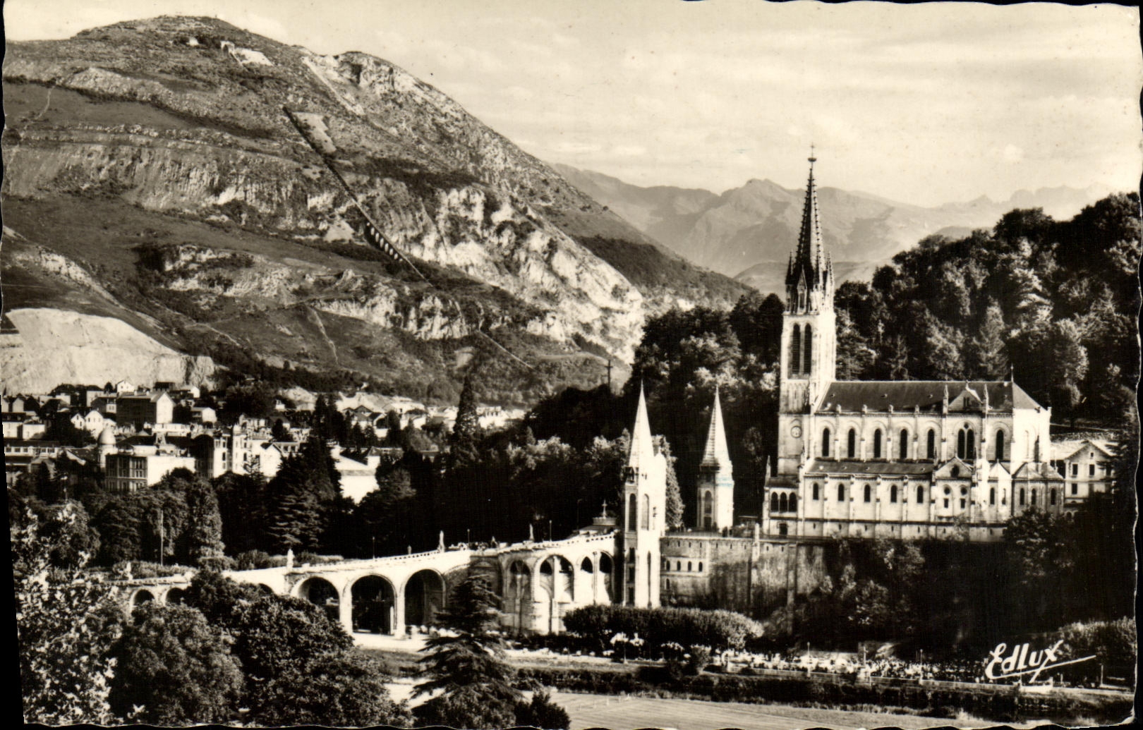VINTAGE POSTCARD Heavy the Basilica Seen Of Dimension and the Peak
