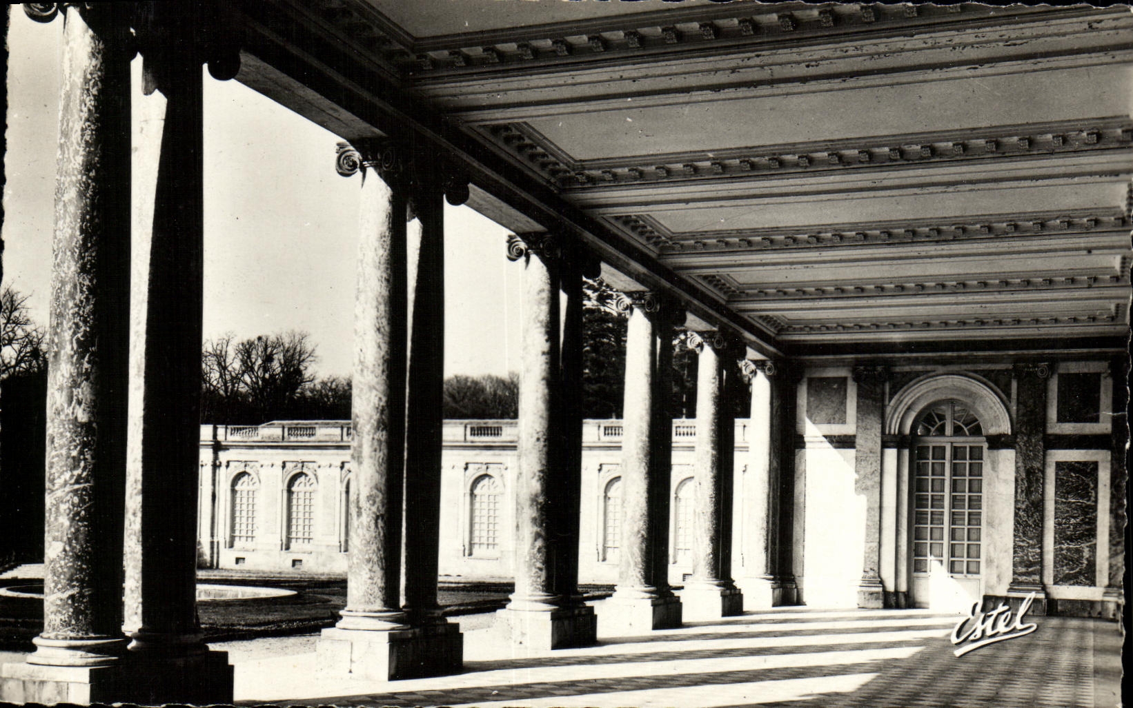 CPA Versailles Grand Trianon Le Peristyle