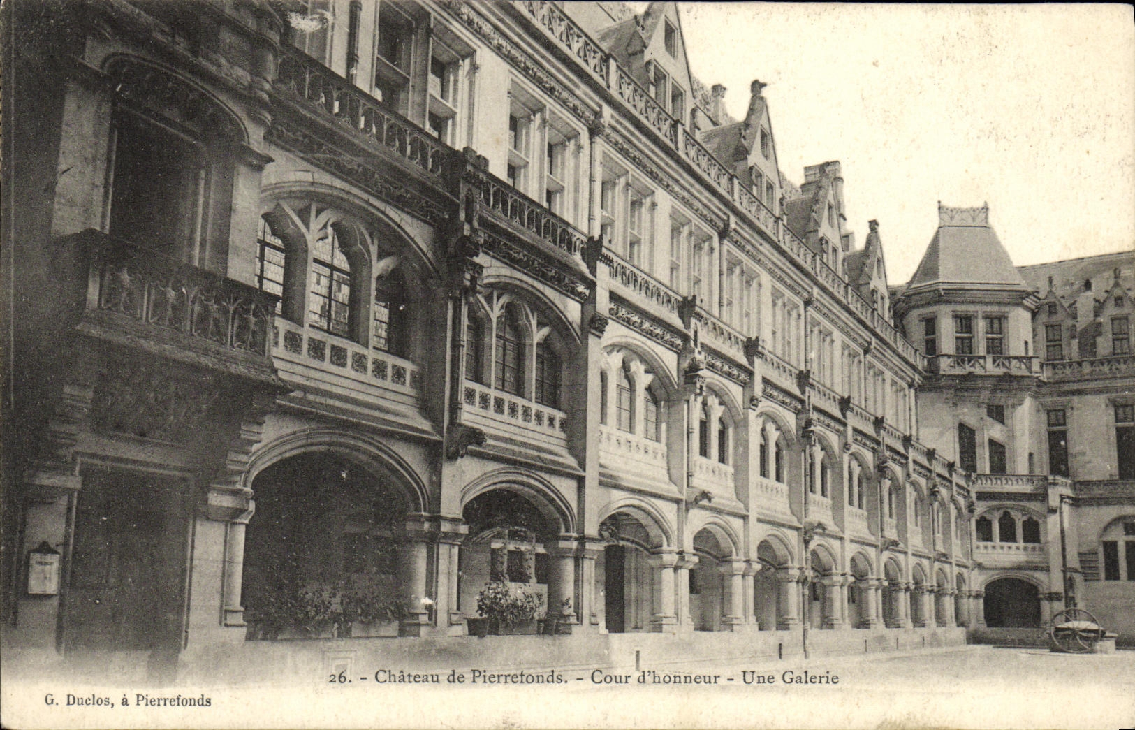 Castillo de la POSTAL de la VENDIMIA del honor de la corte D de Pierrefonds una galeria