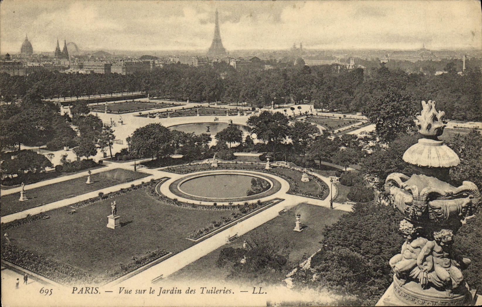 CPA Paris Vue sur le Jardin des Tuileries Tour Eiffel
