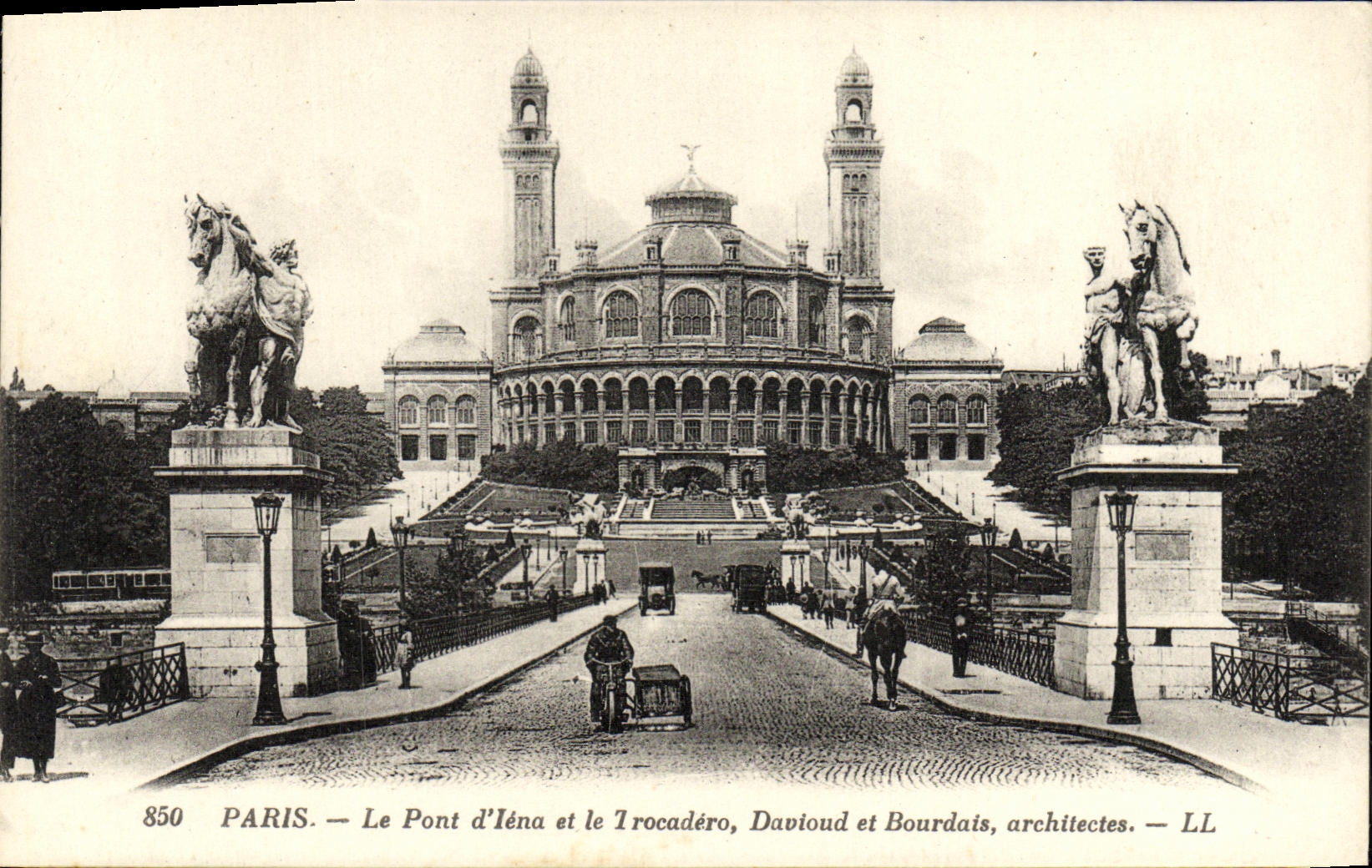 CPA Paris Le Pont d lena et le Trocadero Davioud et Bourdais architectes Moto