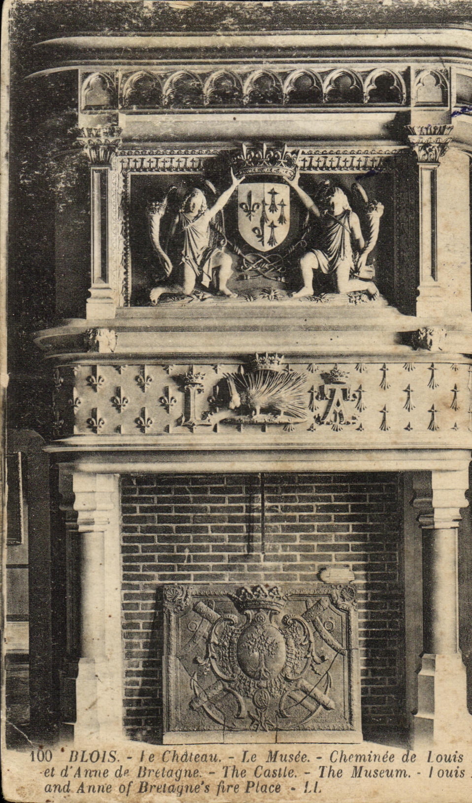 CPA Blois Le Chateau Le Musee Cheminee de Louis XII